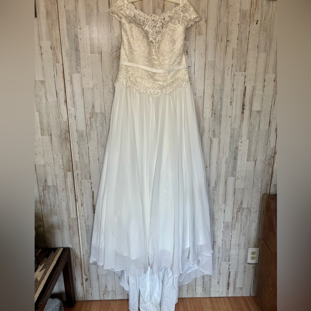 David's Bridal Ivory off the shoulder lace wedding dress
